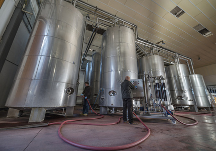 當代釀酒廠啤酒設(shè)備 創(chuàng)新技術(shù)與高效生產(chǎn)的完美融合